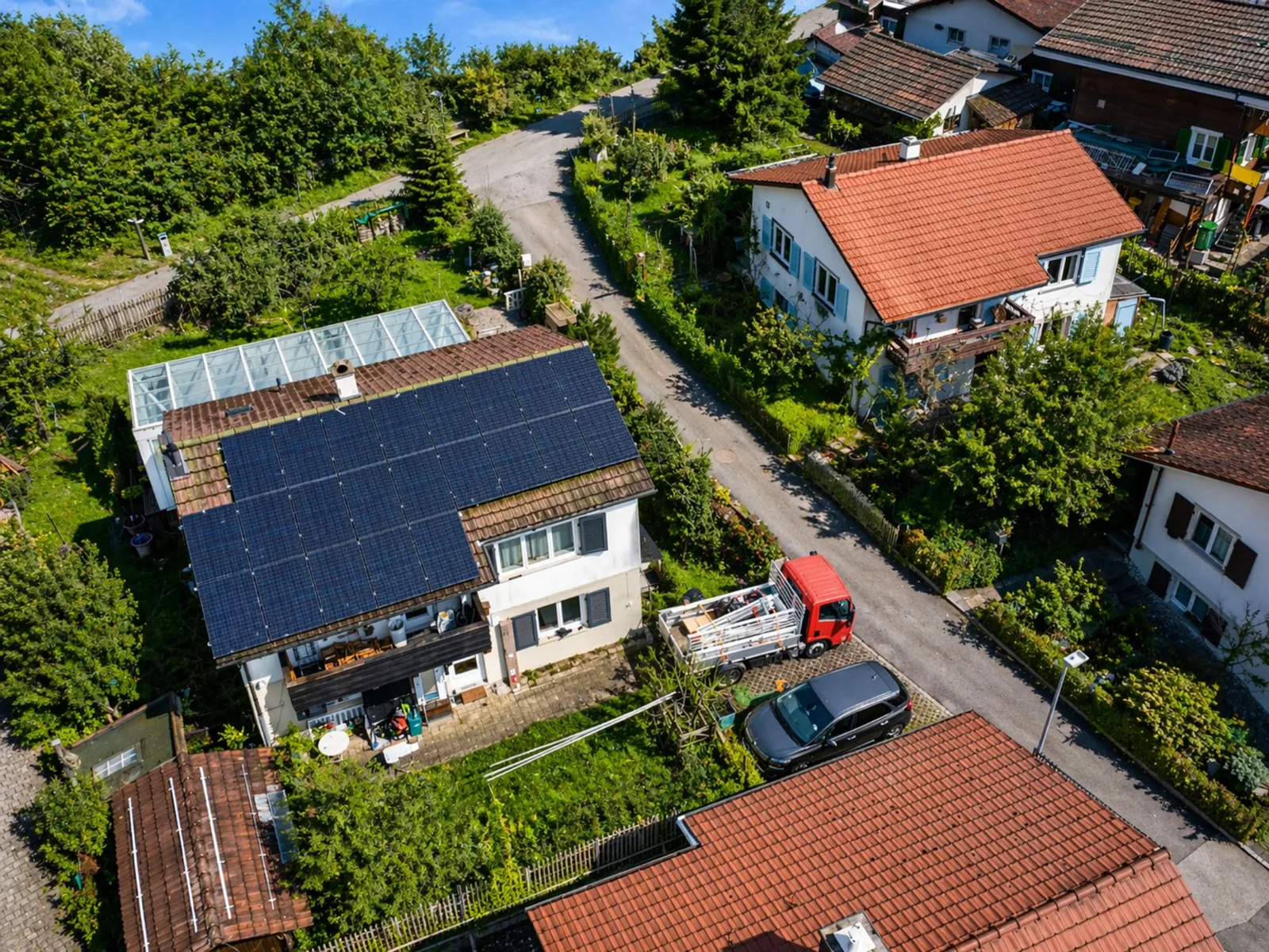 Drohnenaufnahme einer Photovoltaikanlage auf einem Wohnhaus