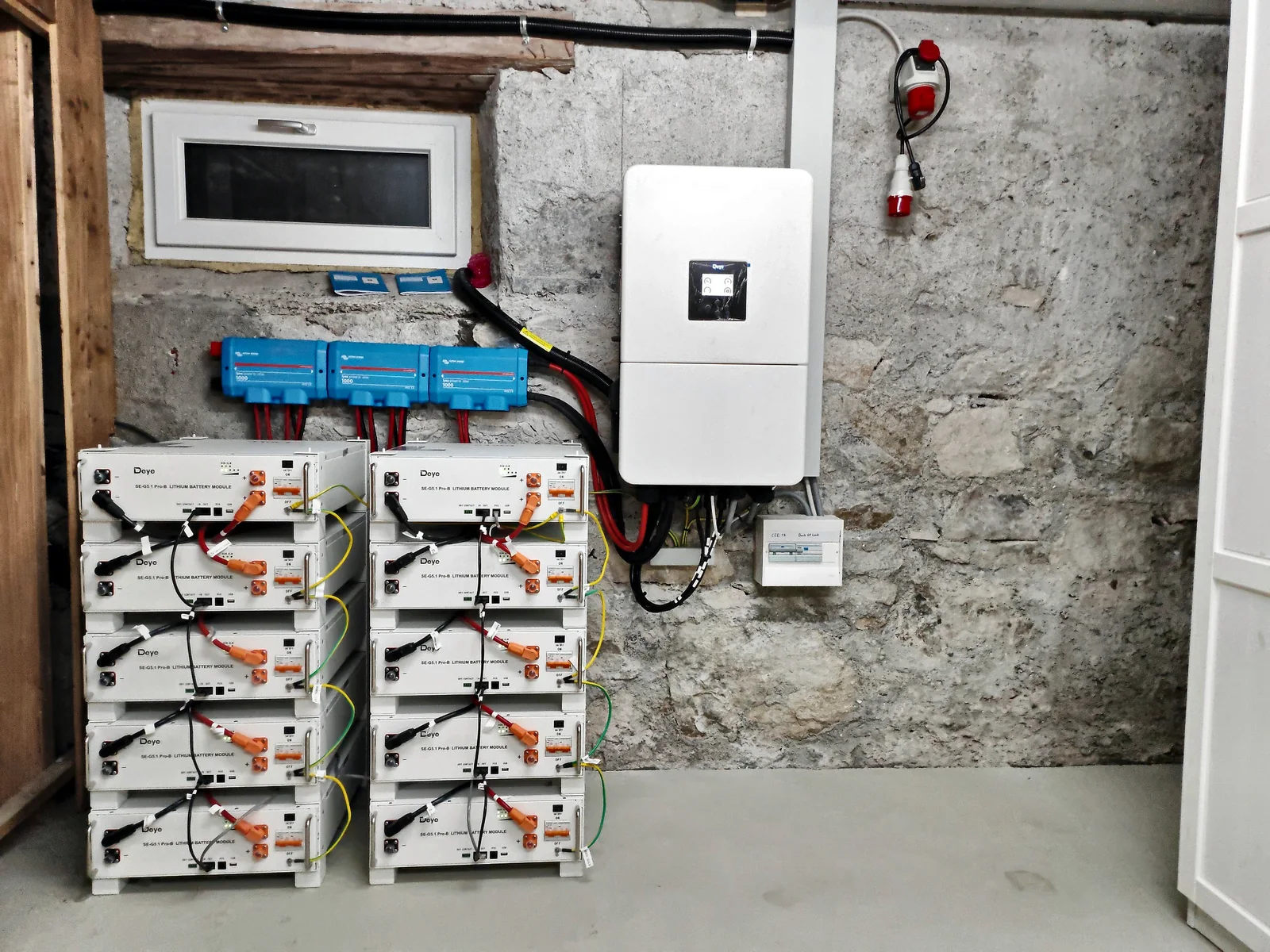 Modularer Batteriespeicher mit Wechselrichter in einem Technikraum