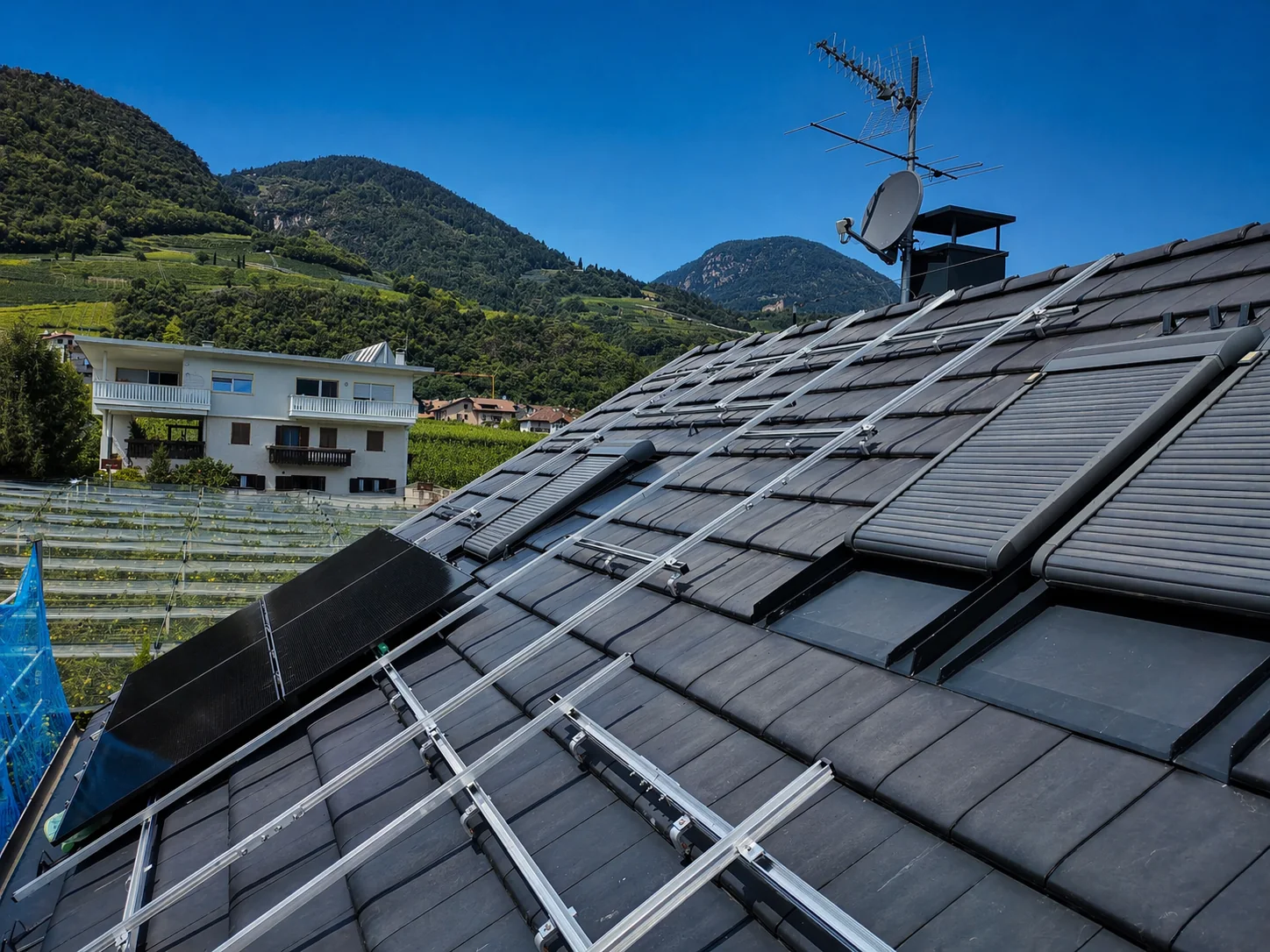 Montageschienen einer Photovoltaikanlage auf einem Steildach
