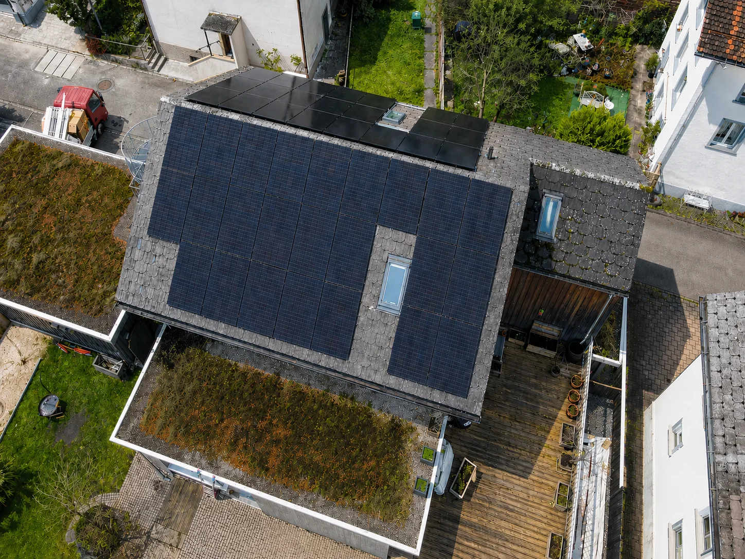 Vista verticale di una casa con impianto fotovoltaico