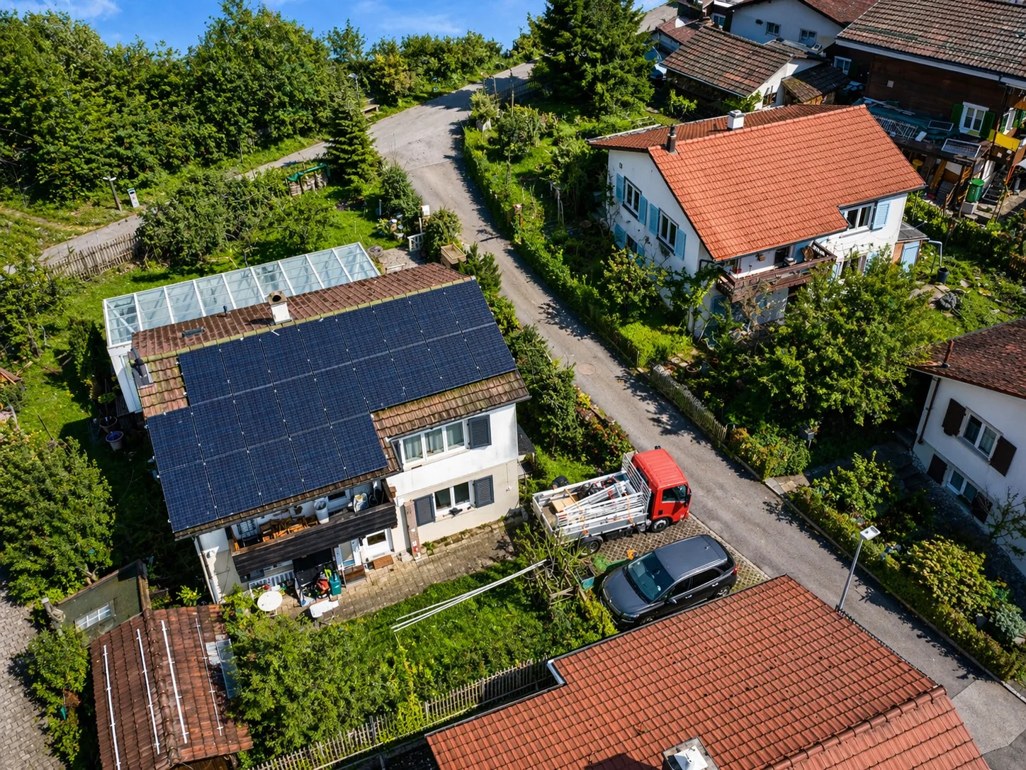 Luftaufnahme eines Wohnhauses mit grossflächiger Photovoltaikanlage